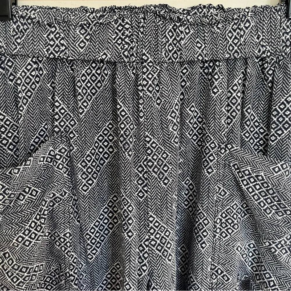 Women's Urban Outfitters‎ Cottage Print Pull On Pants Size Medium Black & White